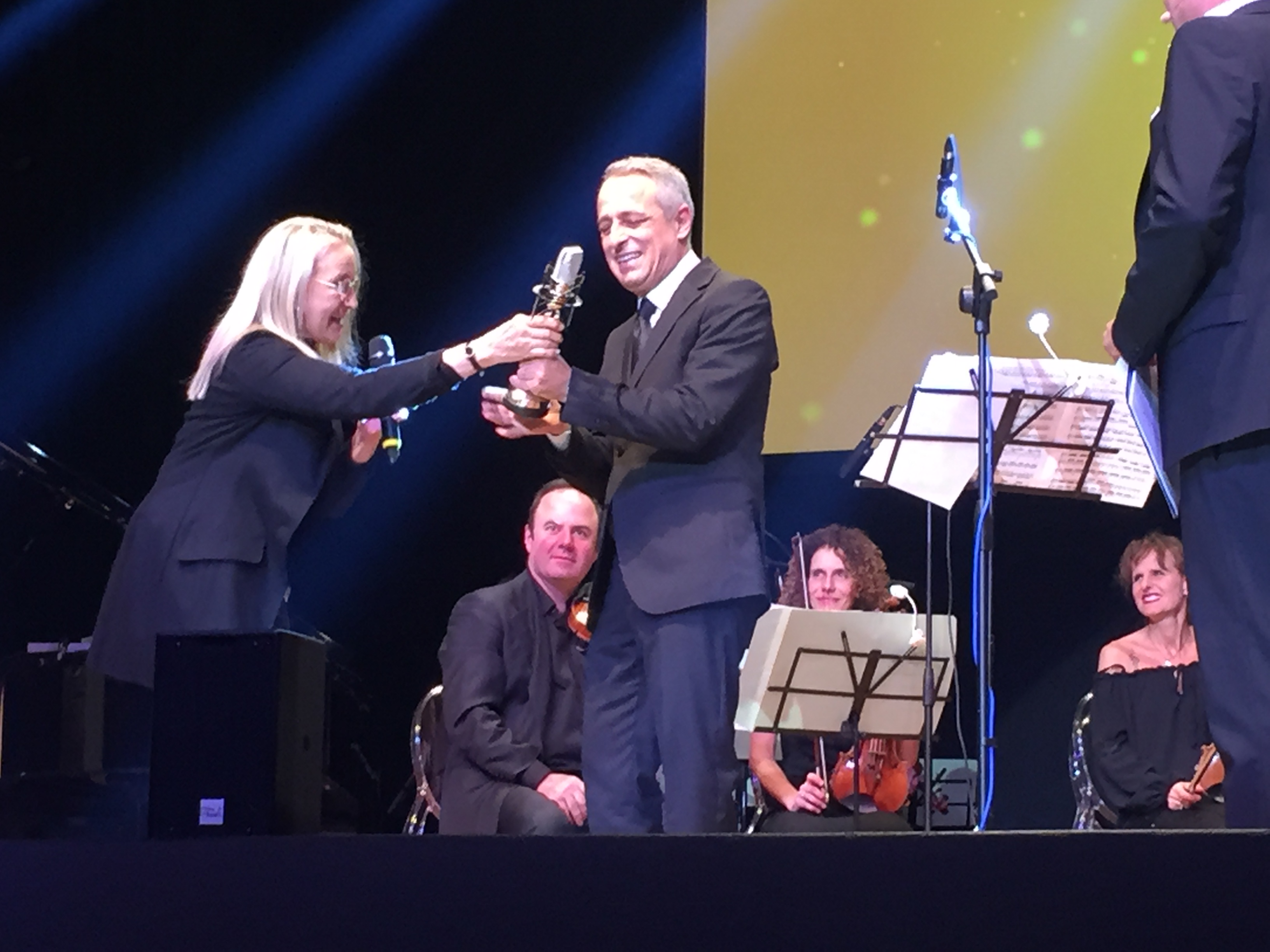 Eleonora Giorgi consegna il Premio a Pasquale Anselmo