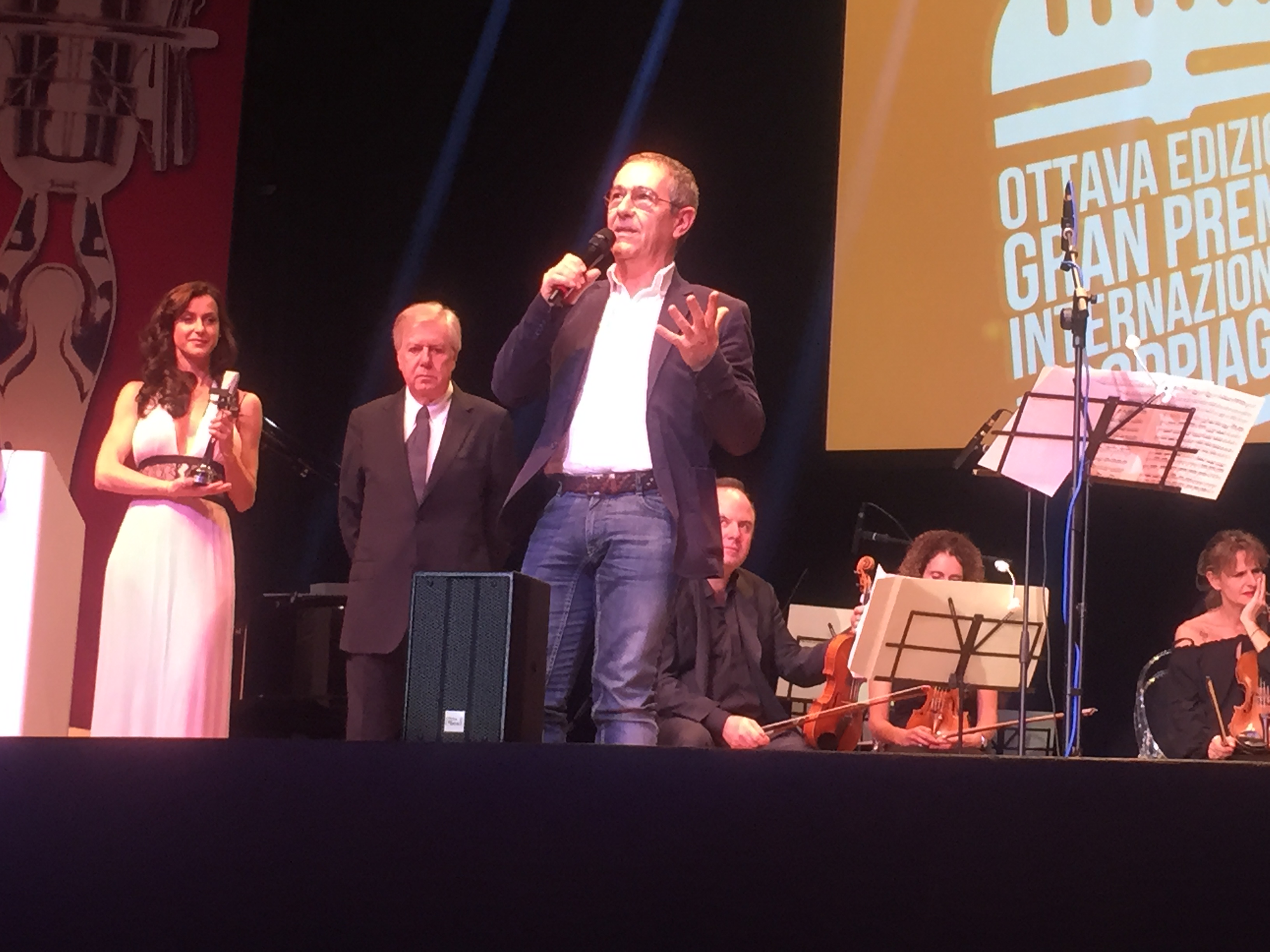 Roberto Morville della Disney Italia ritira il premio per "Alla ricerca di Dory". Consegna Claudio Lippi