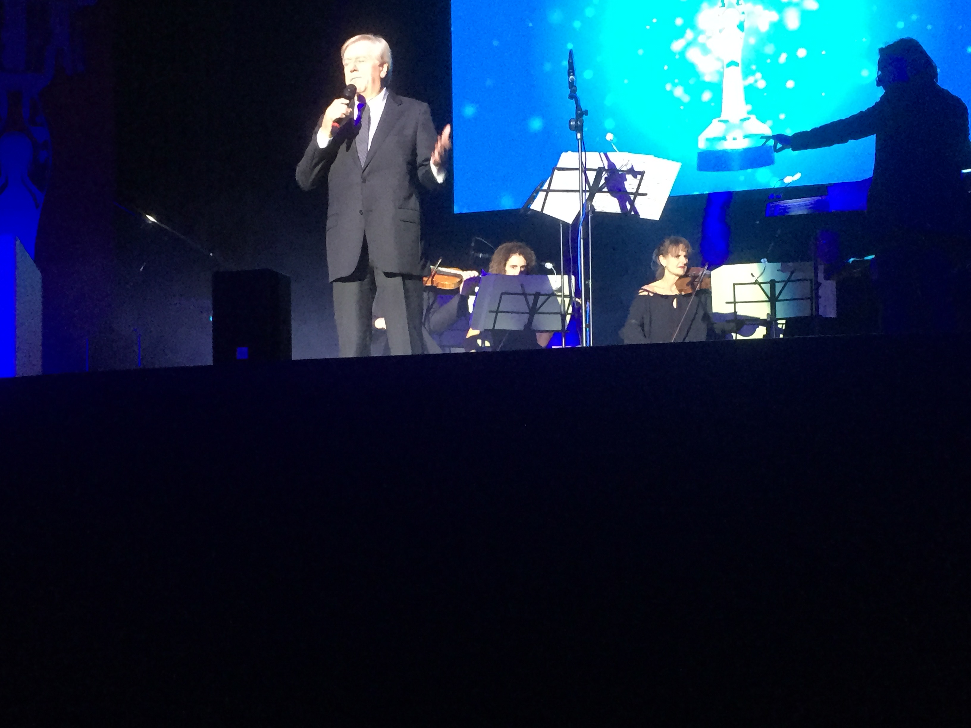 Claudio Lippi canta "Meraviglioso" di Domenico Modugno con la Roma Film Orchestra