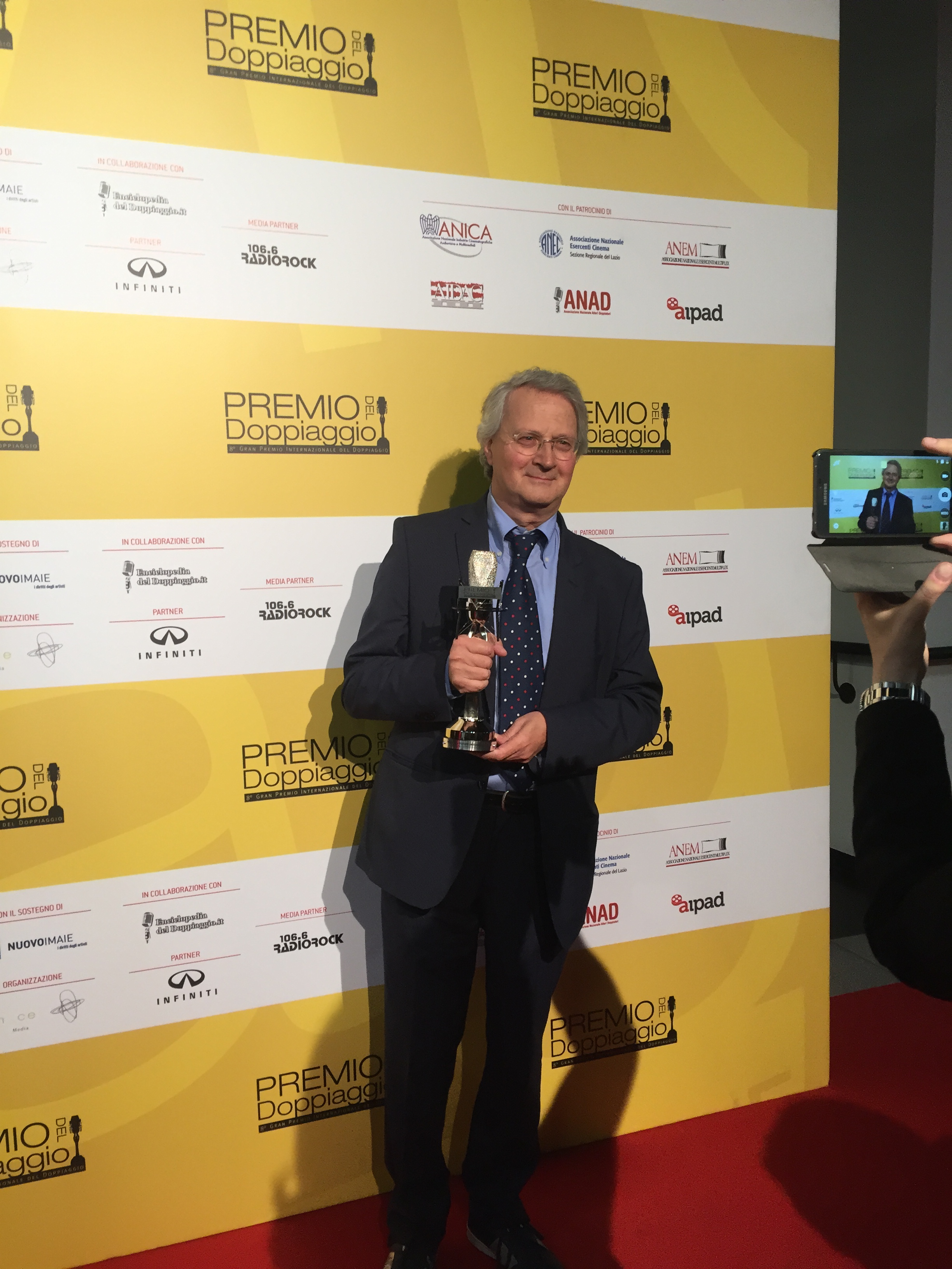 Mino Caprio col Premio come Miglior doppiatore protagonista per "Dio esiste e vive a Bruxelles" 1