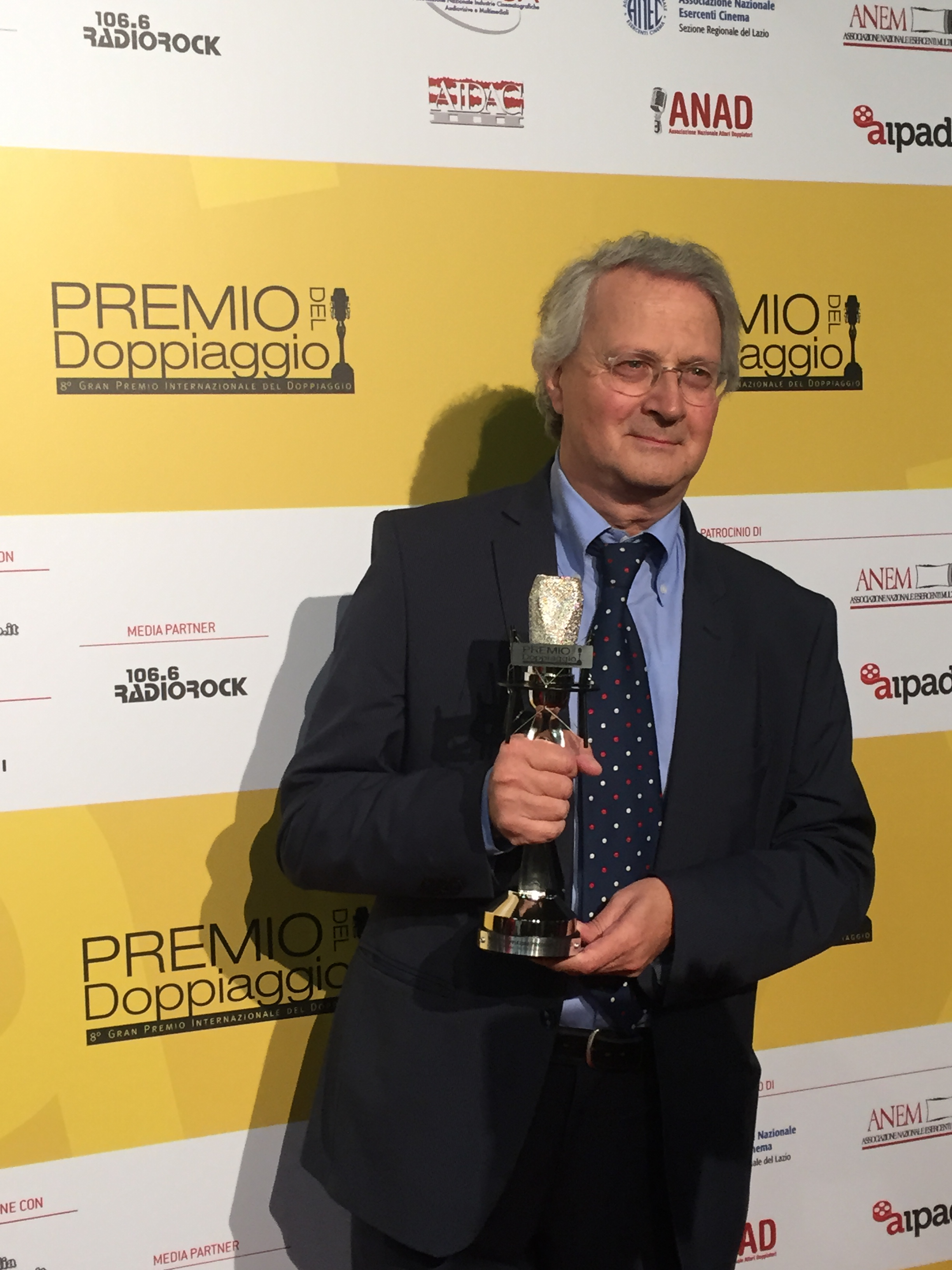 Mino Caprio col Premio come Miglior doppiatore protagonista per "Dio esiste e vive a Bruxelles" 2