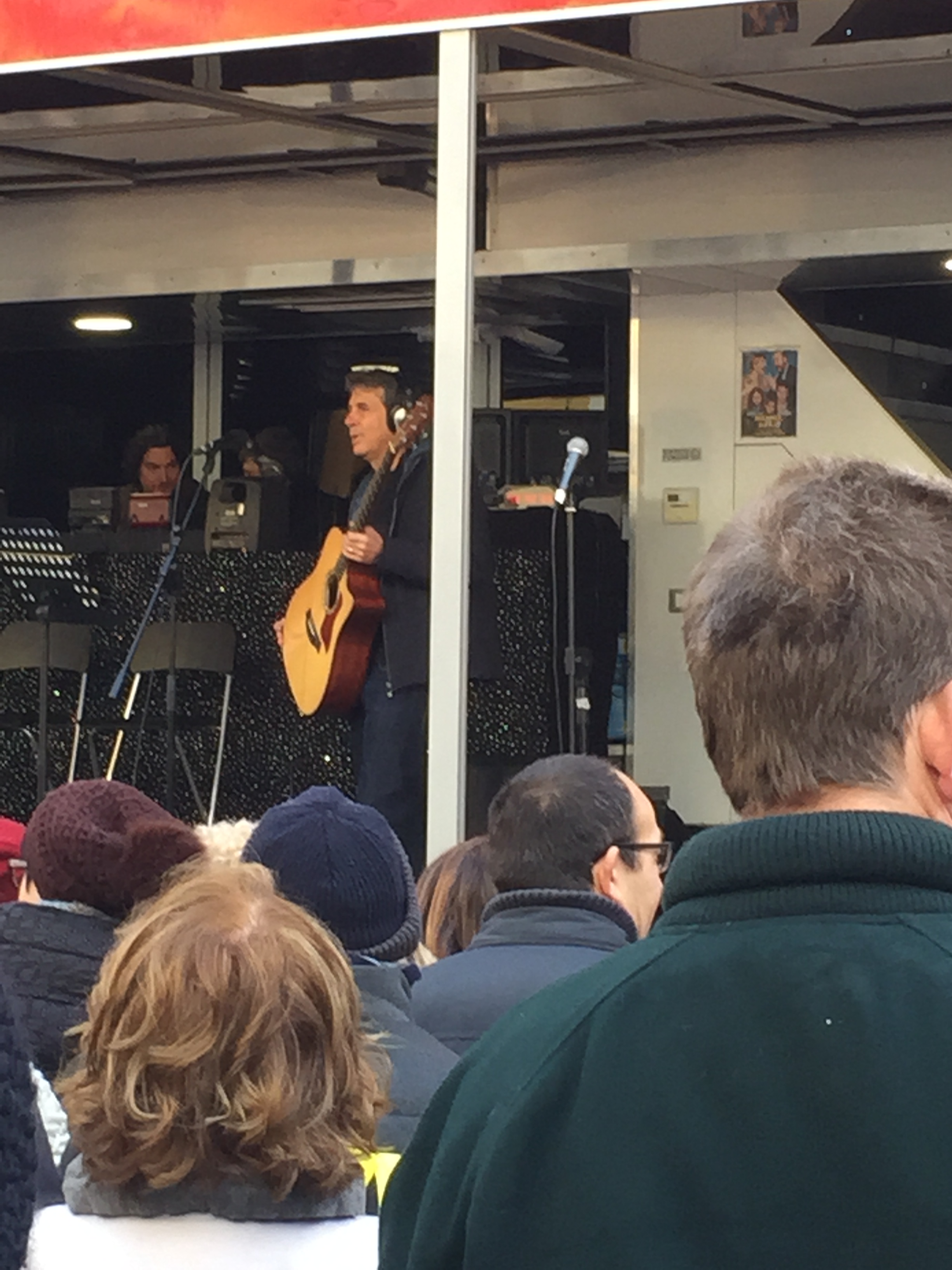Luca Barbarossa sul camper di Radio 2 vicino al Teatro Ariston