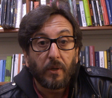 Il regista Daniele Vicari durante l'intervista alla Feltrinelli Point