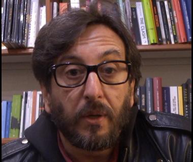 Il regista Daniele Vicari durante l'intervista alla Feltrinelli Point