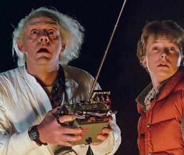 Una scena di "Ritorno al futuro" con Christopher Lloyd e Michael J.Fox 